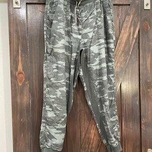 Camo utility jogger linen blend pants size large.